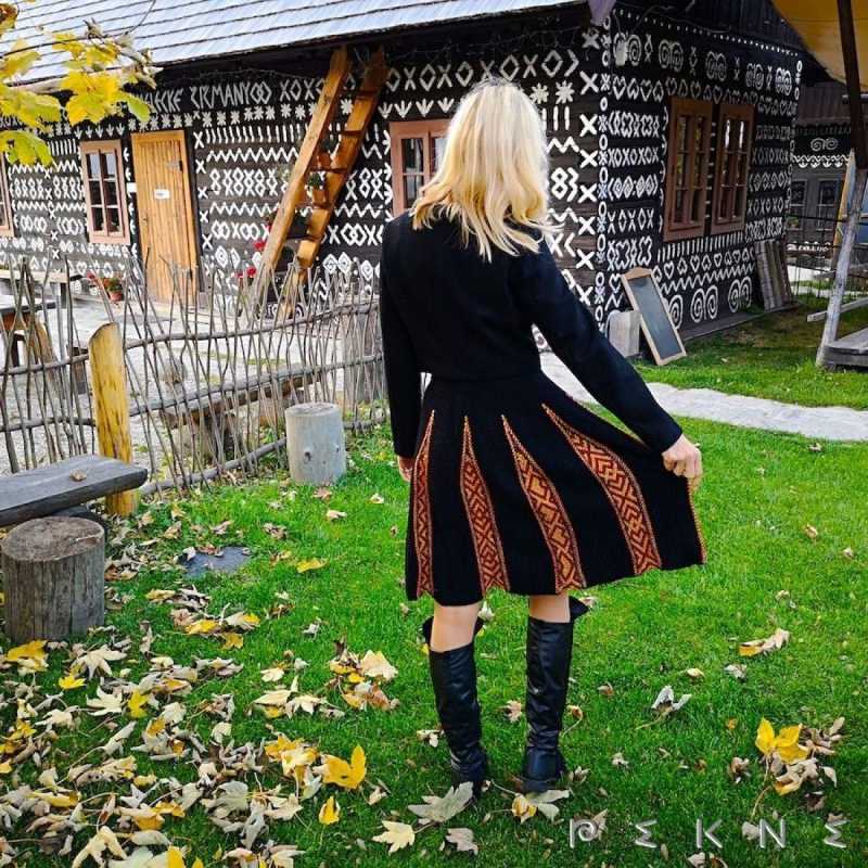 Sukňa Strážov 11klin+pás veľ. S (36-38)